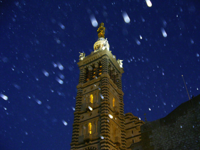 photo de notre dame de la garde avec du sable
